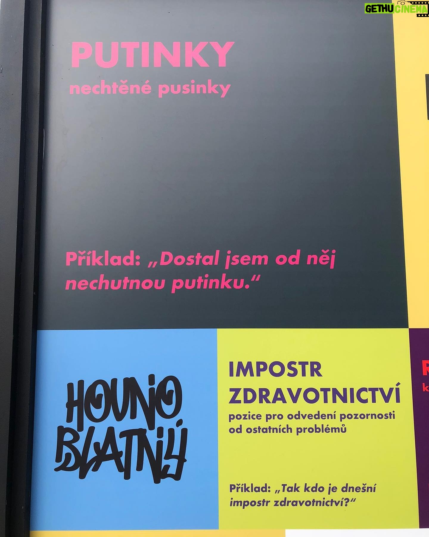 Simona Babčáková - 556 Likes - Děkuji @sona_jonasova,že mě včera vzala na drink na nábřeží....ano, byl to zase aperol 😀 a, že jsem viděla umění a myšlení mladých tvůrců a nový způsob komunikace, dokonce i nová slova. A na jednom plakátu @formans a zrovna jsem měla k plakátu hodici se šaty, za což děkuji Radce a její značce HaPuPa a pro bystré oko i mé oblíbené @bosobotyleguano, které nosím i doma jako papučky. 🙂 a lidi si povídali a sdíleli a byli hezký a já jsem cítila hluboký vděk, že žijeme v míru a můžeme měnit věci v dobrých podmínkách. Což po volbách platit nemusí. I toto je dobré si uvědomit, když pochybujeme, jestli má smysl jít volit. 🙂