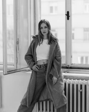 Simona Kollárová Instagram - Don’t Miss The open Windows.
Photo: @mariettakollarova.art