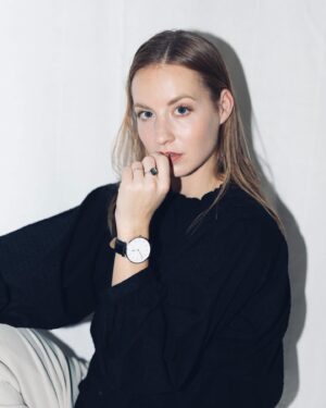 Simona Kollárová Instagram - V ➰timestore.sk➰od dnešného dňa prebiehajú najväčšie zľavy aké v tomto roku mali. Ak máte niečo vyhliadnuté, tak práve teraz sa to oplatí najviac. 
Zľava je vo výške až -50% na vybrané produkty ( je ich tam naozaj dostatok)
Stačí použiť kód ➿SIMONA50➿ 
Kampaň trvá do 26.11.2023
(Link nájdete v stories) 

Ak ste sa dostali až sem a neutekali ste hneď nakupovať 🫣 rada by som sa podelila s osobnou skúsenosťou. Svoje prvé dospelácke hodinky #danielwellington som mala práve z obchodu Timestore. Mala som z nich vtedy obrovskú radosť a nosím ich dodnes. Táto značka sa stala mojou srdcovkou, preto som si ich opäť zvolila. Tentokrát s najväčším ciferníkom aký mali. Veď pánsky štýl - chápete. 😎🎩
A ešte rada na záver: Kupujte len to, čo potrebujete, alebo veľmi chcete. 🤍

S. 
.
.
.
.
.
.
.
#blackfriday #timestoresk #timestore #zľava #zlava #zlavovykod #bf #ootd #danielwellington #blackwatches #fashion #collaboration #style
