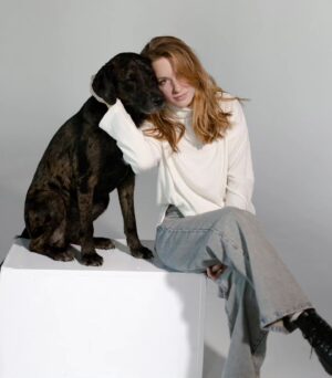Simona Kollárová Instagram - Zmeňme srdiečka na skutočnú lásku ❤️ 🐾 👇 

Sviatok svätého Valentína sa považuje za Deň zaľúbených. No láska má veľa podôb a nevzniká len medzi ľuďmi, ale aj medzi človekom a zvieraťom.
A presne tomu je venovaná charitatívna kampaň Labku na to 🐾, ktorej tvárami sa stali milovníčky štvornohých maznáčikov: @simona_kollarova @simona_summerling a @rebeka_greganova

💡 Srdiečka na sociálnych sieťach v skutočnosti nemajú hlbší význam. Vďaka vám všetkým sa zmenia na skutočnú lásku! 

AKO?
👉 Počas celého Valentína budeme od vás zbierať srdiečka na nádherných fotkách našich ambasádoriek. Získaný počet srdiečok premeníme na peniaze, ktoré venujeme útulkom 4lístky Komárno, @utuloktulacik a @oz_zivot_je_pes_roznava

👉 Čím viac srdiečok od vás príspevky dostanú, tým viac financií poputuje opusteným a týraným psíkom a mačičkám.

Súčasťou Valentínskej kampane bude aj vyhlásená zbierka na webe Ľudiaľuďom.sk, kde budete môcť podporiť myšlienku pomoci a ľubovoľnou čiastkou sa do projektu zapojiť. Finančná zbierka poputuje do uvedených zariadení rovným dielom.
Ďakujeme ❤️ 

#labkunato #doglove 

Lokácia: @dynameet_rental
Námet a produkcia: @lyenka_fil