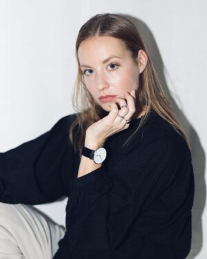 Simona Kollárová Instagram - V ➰timestore.sk➰od dnešného dňa prebiehajú najväčšie zľavy aké v tomto roku mali. Ak máte niečo vyhliadnuté, tak práve teraz sa to oplatí najviac. 
Zľava je vo výške až -50% na vybrané produkty ( je ich tam naozaj dostatok)
Stačí použiť kód ➿SIMONA50➿ 
Kampaň trvá do 26.11.2023
(Link nájdete v stories) 

Ak ste sa dostali až sem a neutekali ste hneď nakupovať 🫣 rada by som sa podelila s osobnou skúsenosťou. Svoje prvé dospelácke hodinky #danielwellington som mala práve z obchodu Timestore. Mala som z nich vtedy obrovskú radosť a nosím ich dodnes. Táto značka sa stala mojou srdcovkou, preto som si ich opäť zvolila. Tentokrát s najväčším ciferníkom aký mali. Veď pánsky štýl - chápete. 😎🎩
A ešte rada na záver: Kupujte len to, čo potrebujete, alebo veľmi chcete. 🤍

S. 
.
.
.
.
.
.
.
#blackfriday #timestoresk #timestore #zľava #zlava #zlavovykod #bf #ootd #danielwellington #blackwatches #fashion #collaboration #style