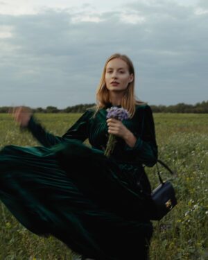 Simona Kollárová Instagram - Autumn vibes with little black bag 🟰 www.timestore.sk 

Nadčasová klasika,akou malá čierna kabelka rozhodne je, funguje dokonale s každým jesenným outfitom. V tom je jej univerzálnosť. A keďže nie som príliš expert na kombinovanie oblečenia s doplnkami , táto kabelka ma nikdy nesklame 🤍Ak neodoláš, pri nákupe na timestore.sk použi zľavový kód: ♾️ sima ♾️
.
.
.
.
.
.
.
.
#timestore #timestoresk #ootd #ootdfashion #outumnfashion #outumnideas #velvetdress #greendress #lbb #littleblackbag #blackbag #michaelkors #mkbag #autumn #fall #leatherbag #inspirationlook #outfitoftheday #collab @michaelkors