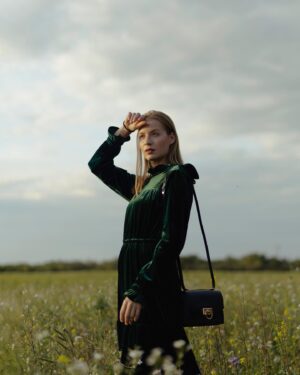 Simona Kollárová Instagram - Autumn vibes with little black bag 🟰 www.timestore.sk 

Nadčasová klasika,akou malá čierna kabelka rozhodne je, funguje dokonale s každým jesenným outfitom. V tom je jej univerzálnosť. A keďže nie som príliš expert na kombinovanie oblečenia s doplnkami , táto kabelka ma nikdy nesklame 🤍Ak neodoláš, pri nákupe na timestore.sk použi zľavový kód: ♾️ sima ♾️
.
.
.
.
.
.
.
.
#timestore #timestoresk #ootd #ootdfashion #outumnfashion #outumnideas #velvetdress #greendress #lbb #littleblackbag #blackbag #michaelkors #mkbag #autumn #fall #leatherbag #inspirationlook #outfitoftheday #collab @michaelkors