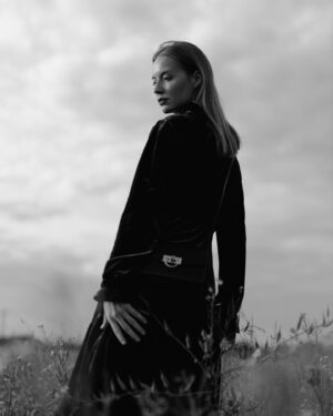 Simona Kollárová Instagram - Autumn vibes with little black bag 🟰 www.timestore.sk 

Nadčasová klasika,akou malá čierna kabelka rozhodne je, funguje dokonale s každým jesenným outfitom. V tom je jej univerzálnosť. A keďže nie som príliš expert na kombinovanie oblečenia s doplnkami , táto kabelka ma nikdy nesklame 🤍Ak neodoláš, pri nákupe na timestore.sk použi zľavový kód: ♾️ sima ♾️
.
.
.
.
.
.
.
.
#timestore #timestoresk #ootd #ootdfashion #outumnfashion #outumnideas #velvetdress #greendress #lbb #littleblackbag #blackbag #michaelkors #mkbag #autumn #fall #leatherbag #inspirationlook #outfitoftheday #collab @michaelkors