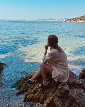 Simona Kollárová Instagram - Moje natáčanie v Istanbule sa už pomaly blíži ku koncu a ja si stále hovorím, aké som mala obrovské šťastie…
Šťastie, že som mohla na tomto projekte spolupracovať a zároveň spoznávať krásy veľkomesta ležiaceho na hranici Európy a Ázie. 🧡
📷 @stanatop @miskorezny
