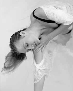 Simona Kollárová Instagram - 🕊️”Liberté” by @mariettakollarova.art 
.
.

.
.
.
.
.
.
.
.
.
#photography #blackandwhitephotography #body #water #bohostyle #aqua #ootd #ootdfashion