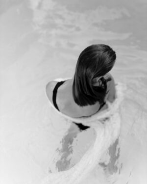 Simona Kollárová Instagram - 🕊️”Liberté” by @mariettakollarova.art 
.
.

.
.
.
.
.
.
.
.
.
#photography #blackandwhitephotography #body #water #bohostyle #aqua #ootd #ootdfashion