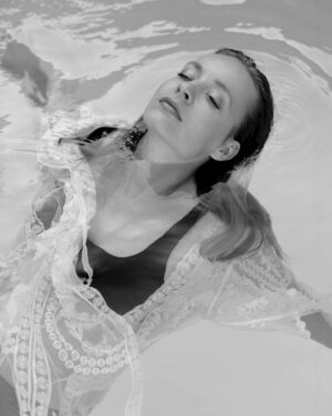 Simona Kollárová Instagram - 🕊️”Liberté” by @mariettakollarova.art 
.
.

.
.
.
.
.
.
.
.
.
#photography #blackandwhitephotography #body #water #bohostyle #aqua #ootd #ootdfashion