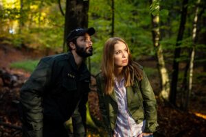 Simona Kollárová Instagram - Dnes to bude rozlúčková…🌲
Chcem sa poďakovať všetkým divákom seriálu “Hranica”, tvorcom a kolegom - prežili sme spolu dva šialené roky plné pašovania a úsmevných príhod. 
Viem, že veľa z Vás by pokračovanie uvítalo, no aby mohlo prísť niečo nové, to staré musí odísť. Tak si dnes večer užite posledné 2 epizódy najviac ako to len pôjde. Verím, že sa budete usmievať 🥰 
@tvjoj ďakujem za príležitosť ❤️
Foto: @stanatop 
#hranica #tvjoj
