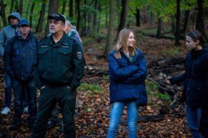Simona Kollárová Instagram - Dnes to bude rozlúčková…🌲
Chcem sa poďakovať všetkým divákom seriálu “Hranica”, tvorcom a kolegom - prežili sme spolu dva šialené roky plné pašovania a úsmevných príhod. 
Viem, že veľa z Vás by pokračovanie uvítalo, no aby mohlo prísť niečo nové, to staré musí odísť. Tak si dnes večer užite posledné 2 epizódy najviac ako to len pôjde. Verím, že sa budete usmievať 🥰 
@tvjoj ďakujem za príležitosť ❤️
Foto: @stanatop 
#hranica #tvjoj