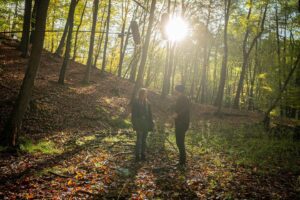 Simona Kollárová Instagram - Dnes to bude rozlúčková…🌲
Chcem sa poďakovať všetkým divákom seriálu “Hranica”, tvorcom a kolegom - prežili sme spolu dva šialené roky plné pašovania a úsmevných príhod. 
Viem, že veľa z Vás by pokračovanie uvítalo, no aby mohlo prísť niečo nové, to staré musí odísť. Tak si dnes večer užite posledné 2 epizódy najviac ako to len pôjde. Verím, že sa budete usmievať 🥰 
@tvjoj ďakujem za príležitosť ❤️
Foto: @stanatop 
#hranica #tvjoj