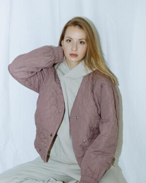 Simona Kollárová Instagram - Foto: @mariettakollarova.art 
OOTD: @studio.loungewear 

🤍🤍
Celý článok si môžete prečítať na stránkach www.studioloungewear.sk 

#ootd #slovakfashion #slowfashion #dnesnosim #bomberjacket #teplaky