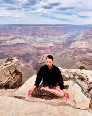 Simona Rýdlová Instagram - Arizona dream ☀️🌵🏜️🐎
posílám vám trochu pouště z Arizony
1. Grand Canyon 
2. je velkolepý, mnohem lepší ve skutečnosti než na fotkách, spadla mi brada, když jsem ho viděla
3. kdekoliv jsem, jdu jezdit, tohle byl splněný sen
4. Na kajaku, jezero Pleasant
5. 300 let staré kaktusy
6. Hlídám 2 psy
7. Kajak na jezeře Prescott
8. Taky hlídám kočku
9. Západy slunce v poušti
10. Kovbojky, taky jedny mám, no

Teď se na pár dní odmlčím a jdu jen meditovat a praktikovat jógu, abych se stále posouvala dál a mohla dávat víc i vám ♥️.

#faceyogasimona #meditace #joga #faceyoga #sebepece #rozvoj #mametovrukou #arizona