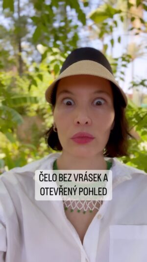 Simona Rýdlová Instagram - Čelo bez vrásek a otevřený pohled
Kdo by chtěl 🙋🏻‍♀️?
Před 7 lety jsem tajně běžela kvůli vráskám mezi obočí na botox. Horní víčka jsem v podstatě neměla vidět.
Teď je mi 43 let a posledních 7 let učím a propaguji Face Yogu u nás. Botoxu ani vyplní není třeba. Mám první Face Yogové studio u nás. A ne nemám vrásky mezi obočí ani nikde jinde. Horní víčka mám zvednutá víc než před 10 lety. A ne nemám výplně. Není třeba. Cvičím a posiluji obličejové svaly. I rty jsou v podstatě jen sval. Záleží jen na každým z nás, co se svým obličejem bude dělat 😉.
.
Jde to přirozeně.
.
Zkuste se mnou cvik, který naučí čelo nekrčit se při každým “Dobrý den” a hezky otevře pohled. Zvládnete vykulit oči do maxima a udržet u toho volné čelo? 
Není to o jednom cviku, ale o kombinaci cviků, akupresuy, masáží, úpravy postoje, rozproudění lymfy, uvolnění svalů, práci s fascií. Tohle vše je pro mě Face Yoga a tohle vše je zahrnuté v mým on-line programech. 
.
Zvu vás mezi lidi, kteří se rozhodli vzít obličej do vlastních rukou. On-line NAPLNO je zdaleka nejprodávanější a funkční on-line program. 
.
#faceyogasimona #faceyoga #oblicejovajoga #onlinenaplno #jdeto #prirozene