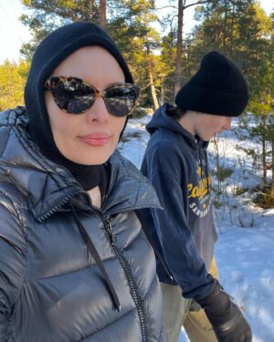 Simona Rýdlová Instagram - Serious Sunday Selfcare a 
jarňáky ve Finsku. Hodně sauny, ohně v krbu, mega zimy, karetních her, dobrých ryb a vzpomínek na dětství tady 👩‍👦🌲❄️🧖‍♀️
.
Neodkládejme věci na potom. Až budou děti větší, budeme mít víc času.. teď je ten čas. Pak bych to totiž na běžkách v -20 nemusela dát;)
.
#faceyogasimona #sss #familytime
