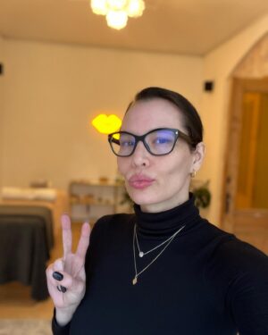 Simona Rýdlová Instagram - Těšíme se na vás v prvním Face Yoga studiu u nás, Bělehradská 35.
.
Můžete si dát FACE THERAPY, moji originální techniku. Za hodinu budete mít vyliftovaný obličej a skvělý pocit. Je to hluboká, manuální technika. Není to masáž, je to cvičení. Vy nic dělat nemusíte, my pracujeme za vás, na vás 😎. 
.
Rezervační systém je na webu. Link v biu.
.
Nebo si můžete dát individuální lekci se mnou. Termíny mám aktuálně volné od dubna, ale i ty se rychle plní.
.
Natural beauty rulez ✌🏻
.
Máme na výběr.
.
Máme to v rukou.
.
#faceyogasimona #faceyoga #oblicejovajoga #facelift #prirozene