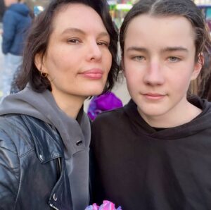 Simona Rýdlová Instagram - Skoro 14 let mám tu nejlepší a moji nejoblíbenější roli. Být mámou. Díky F a F, že jste si vybrali mě. Znám, jak těžký životní situace mohou děti ovlivnit a jak je to náročný, zvlášť pro singl mámy. Je tu orgranizace @aperio_pro_rodice , která pomáhá rodičům v krizi. I my měli velkou krizi, dali jsme to tenkrát bez pomoci, ale kdybych věděla, že někdo takový je, možná by to bylo tehdy snadnější. 
Aby mohla @aperio_pro_rodice fungovat a pomáhat rodičům v krizi, potřebují peníze. Pokud zrovna máte dostatek, pomozte těm, kteří to potřebují. Každý malý akt se počítá a má smysl.
Odkaz na darování je ve stories a sbírka konci 6.6. Potřebují 400.000,- pro fungování. 

Díky 🫶🏻

#rodicezaaperio #dendeti #smyslmehozivota #franzafridaforever