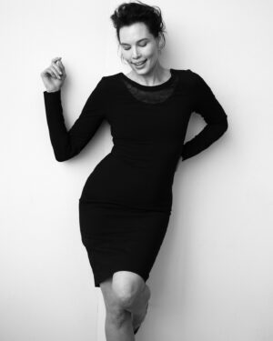 Simona Rýdlová Instagram - Dnes je mi 43 a mám pro vás dárek, 43% slevu na on-line program NAPLNO.

Narozeniny jsem dřív nijak neslavila. Přišlo mi, že bych lidi otravovala slavením mých narozenin. Nepřišlo mi to vhodné. Když se podívám zpět, neměla jsem nikdy tak hezkou “peer group”jako teď. 

Jako modelka jsem mnohokrát navázala silný vztah, abychom se za krátko  rozjeli do jiných koutů světa a už se třeba nikdy neviděli. Jako redaktorka a poté šéfredaktorka byla moje tlupa jen práce, na ostatní nebyl prostor. Skončila velmi rychle s mojí mateřskou a vystřídala se s mini tlupou- 2 děti a muž. Protože jsem do žádné hotové skupinky úplně nezapadala, chtěla jsem si vytvořit svoji komunitu podobně naladěných lidí. A to se mi povedlo s Face Yogou. 

Jedna z nejlepších věcí na mojí práci jste totiž vy. Ženy a muži, kteří chápou souvislosti, chtějí o sebe pečovat a berou zodpovědnost do vlastních rukou. Svoji autencititu berou jako přednost. 
Od studentek, po vysoké manažerky a podnikatelky po ženy v domácnosti. Spojuje nás zvídavosti, radost ze seberozvoje, přijímání zodpovědnosti za svoje tělo a zdraví, hravost a vědomí, že dlouhodobě fungují jen řešení, která jsou udržitelná.

V komunitě je velká síla. Podporujeme se navzájem. Řešíme podobné problémy. Umíme se vzájemně podržet. Třeba jenom tím, že nasdílíme svůj progres. A to já tady s vámi mám a moc si toho vážím.

Máme to zkrátka v rukou. Jak se cítíme, jak vypadáme.. I ty sociální sítě budou takové, jak si je nastavíme. Komu tu pozornost věnujeme a s čím se spojíme.

Žijeme rychle, s tahem na bránu, zažít a užít si co nejvíc a to je v pořádku. Myslím si, že naše zážitky jsou ještě umocněné, když jsme v tlupě lidí, kteří smýšlejí podobně a podpoří nás. Včera jsem dvě hodiny házela lopatou ve vnitrobloku u nás za rohem. Zpracovávali jsme kompost ve sdíleném kompostéru. Pár sousedů se v podvečer sešlo a vzali do rukou lopaty. A já byla spokojená, měla jsem pohyb na čerstvém vzduchu a dala jsem najevo svůj názor činem. A o to jde.

Uděláte mi radost, když o sebe budete pečovat. Když převezmete zodpovědnost. A přidáte se k lidem, kteří vzali svůj obličej do vlastních rukou. 

Botox a výplně jsou out. Přirozená sebepéče rulez 🫶🏻.