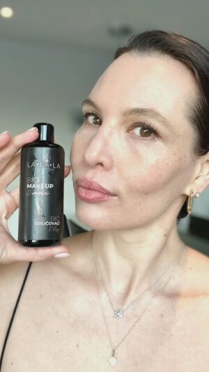 Simona Rýdlová Instagram - Jak se správně odlíčit 💆🏻‍♀️
- večer rozhodně dvoufázové čištění pleti
- nejdřív na bázi oleje, já používám od @lalalabiocz ,pak na bázi vody na dočistění 
- ráno pak stačí opláchnout důsledně studenou vodou
- žádné tahání kůže, ani stahování obličeje dolů
- ani tahání očí kolem dokola
- tahy veďte vždy ve směru lymfy
- prozradím vám můj hack, jak si odlíčit řasenku a přitom posilovat čelo➡️ koukni na video 🫶🏻
.
#odliceni #faceyogasimona #beautyhack #spoluprace #prirodnikosmetika #beautyroutine