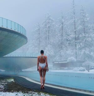 Simona Rýdlová Instagram - Serious Sunday Selfcare 
❄️💆🏻‍♀️🤍
Vždy jsem byla citlivá na chlad a nesnášela jsem studenou vodu. A právě proto se už několik let otužuji. Ráno se sprchuju studenou vodou, i když se mi pokaždé nechce. Ten pocit potom stojí za to. Jsem méně nachlazená, lymfu a pleť mám lepší. Jsem celkově odolnější. Je to takový každodenní trénink nekomfortní zóny. Zvládnu pak jiné nekomfortní situace lépe. 
.
Pečujme o sebe, nikdo jiný to za nás neudělá. 
.
#faceyogasimona #selfcare #sebepece #otuzovani #sss