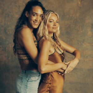 Simone Boyce Instagram - If you told me a year ago that I would go off the grid in Tennessee, turn in my phone, make 40 new friends, and ugly cry with six strangers for five days straight in therapy camp, I would have belly laughed in your face. Little did I know pure magic was waiting on the other side of hubris and fear. What I experienced on that 270-acre campus outside of Nashville is—outside of becoming a mom—the single most transformative experience of my life. 

@experienceonsite created an extraordinarily safe environment to tap into the full spectrum of the human experience: profound sorrow and deep relief, resistance and bravery, heartache and heart-awe. Over the course of our five days together, friends and acquaintances became kin. They taught me how to hold space for others and allow others to hold space for me. I learned how to be a better parent, partner and communicator. This collective showed me the power of community healing, and they showed my inner child how it feels to be wholly, deeply seen.

The magical humans I shared this sacred experience with are the sparkliest souls I’ve ever met, a testament to the discernment of our hosts @alliebridge, @johnpritchard and @thejeanniemai. These people - this place - changed my life. It’s hard to believe I tiptoed into this experience so anxious, guarded and skeptical. I’m leaving with wings.

📷: @jeremycowart