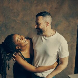 Simone Boyce Instagram - If you told me a year ago that I would go off the grid in Tennessee, turn in my phone, make 40 new friends, and ugly cry with six strangers for five days straight in therapy camp, I would have belly laughed in your face. Little did I know pure magic was waiting on the other side of hubris and fear. What I experienced on that 270-acre campus outside of Nashville is—outside of becoming a mom—the single most transformative experience of my life. 

@experienceonsite created an extraordinarily safe environment to tap into the full spectrum of the human experience: profound sorrow and deep relief, resistance and bravery, heartache and heart-awe. Over the course of our five days together, friends and acquaintances became kin. They taught me how to hold space for others and allow others to hold space for me. I learned how to be a better parent, partner and communicator. This collective showed me the power of community healing, and they showed my inner child how it feels to be wholly, deeply seen.

The magical humans I shared this sacred experience with are the sparkliest souls I’ve ever met, a testament to the discernment of our hosts @alliebridge, @johnpritchard and @thejeanniemai. These people - this place - changed my life. It’s hard to believe I tiptoed into this experience so anxious, guarded and skeptical. I’m leaving with wings.

📷: @jeremycowart