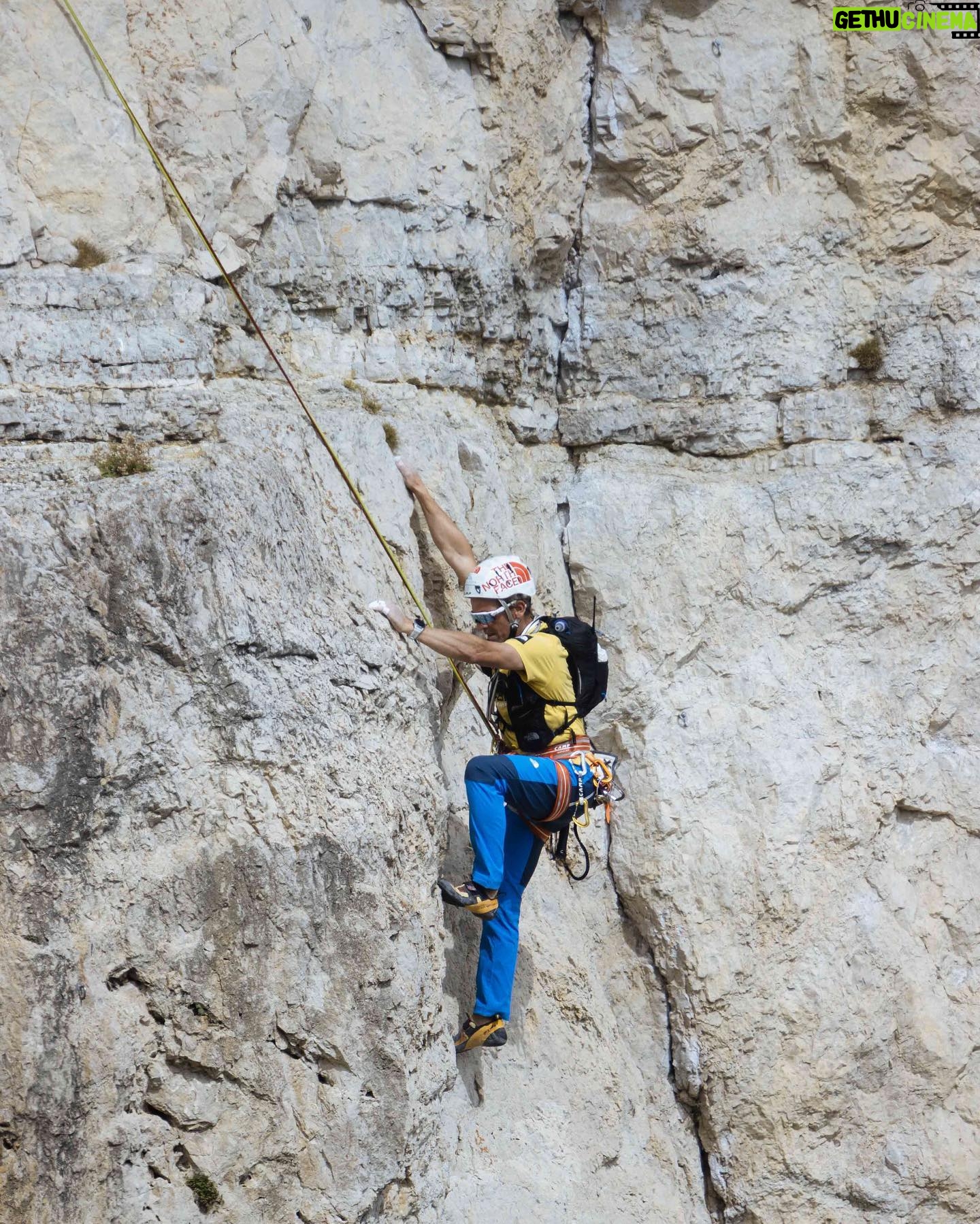 Simone Moro - 4.3K Likes - Gino Soldà era uno di quegli alpinisti destinati ad entrare nella storia… Era anche sciatore, arrampicatore, imprenditore…
🎥Nel film “Gino Soldà - Una vita straordinaria” ho avuto la fortuna di scoprire anche il suo lato meno conosciuto, quello umano di marito, padre e nonno.
Vi invito perciò ad andare a scoprire questa leggenda dell’alpinismo!
GINO SOLDÀ - una vita straordinaria sarà al cinema dal 4 febbraio in tutta Italia!
Nel link in bio 👆trovate tutte le date di proiezione.
@ginosoldaunavitastraordinaria
@mescalitofilm
@cineblendsrl
_______________________________
#NeverStopExploring
• Theme:
#SimoneMoroAlpinist
• Sponsored by:
@thenorthface @lasportivagram @garminitaly @camp1889outdoor @dfsportspecialist @gruppo_autotorino @somainitalia @lamantafoods @framar.spa @altitudehelicopters @thenorthfaceIT @thenorthface_climb
• Managed by:
@mariannazanatta @sportsandbeyondagency
