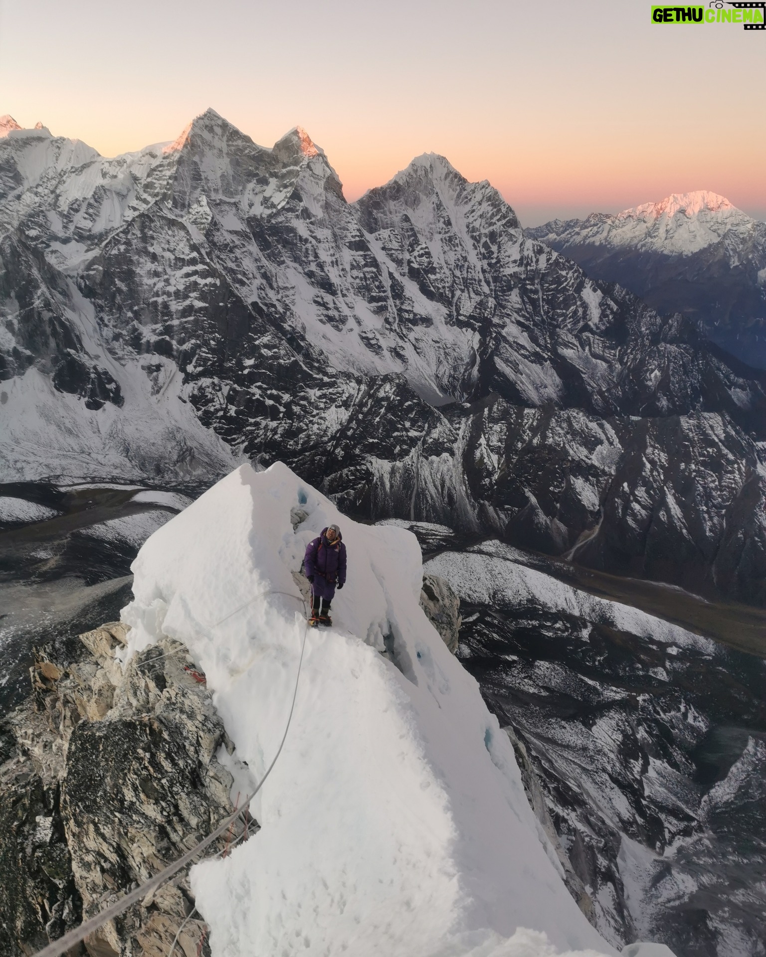 Simone Moro - 5.6K Likes - It has already been two years since this shot during the summit push on Ama Dablam, 6812 m. It was December 20, 2021, and reviewing this photo I decided to plan my next winter adventure in Nepal between 2024 and 2025. I am starting the preparation and already focusing on the goal. There will be time to tell you about my next adventure, but I still have many dreams to fulfill in the next four years. The axe is not yet ready to be hung up; motivation is still too high, and health is currently the precious gift that life is giving me.
_______________________________
#NeverStopExploring
• Sponsored by:
@thenorthface @lasportivagram @garminitaly @camp1889outdoor @dfsportspecialist @gruppo_autotorino @somainitalia @framar.spa @altitudehelicopters @thenorthfaceIT @thenorthface_climb
• Managed by:
@mariannazanatta @sportsandbeyondagency