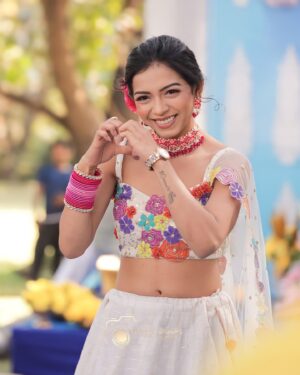 Simran Budharup Instagram - Got That Desi Feeling 💗

Last Picture Depicts The Love That I Got From All The Lovely People At This Wedding 🥰 Overwhelmed 🙈❤️

Outfit - @labelsnigdhakapoor
Styled by - @shivani_rainbowsalt & @neiljustchill
Photography: @tokekar_shailesh 
Hair @aparna.jadhav.5688