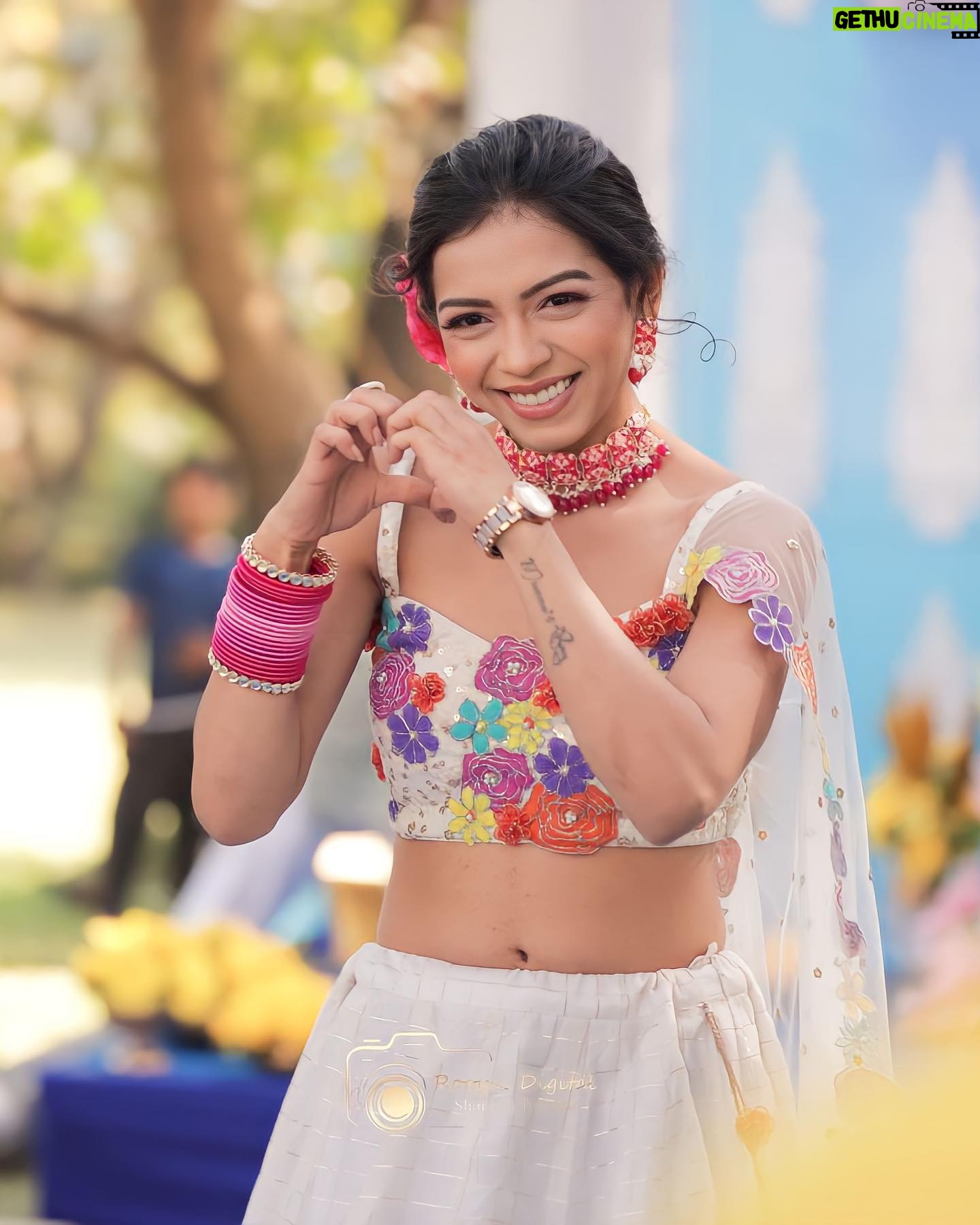 Simran Budharup - 241.1K Likes - Got That Desi Feeling š
Last Picture Depicts The Love That I Got From All The Lovely People At This Wedding š„° Overwhelmed šā¤ļø
Outfit - @labelsnigdhakapoor
Styled by - @shivani_rainbowsalt & @neiljustchill
Photography: @tokekar_shailesh
Hair @aparna.jadhav.5688