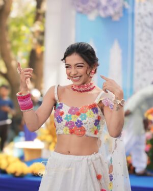 Simran Budharup Instagram - Got That Desi Feeling 💗

Last Picture Depicts The Love That I Got From All The Lovely People At This Wedding 🥰 Overwhelmed 🙈❤️

Outfit - @labelsnigdhakapoor
Styled by - @shivani_rainbowsalt & @neiljustchill
Photography: @tokekar_shailesh 
Hair @aparna.jadhav.5688