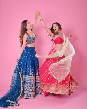 Simran Budharup Instagram - Saying no to pardesi but staying desi this Dussehra 🚀 🧨 

Photographer @deepak_das_photography 
Outfit @yeh_lehenga_nahi_mehenga 
Makeup @meenalvidhani 
Hair @makeupbyriddhikothari 
Studio @backstage_mumbai 
Styled by @anamikajain__ 
Jewellery @shoppaksha
Assistant @muskammangtani

•
•
•
•
#dussehra #festiveoutfit #bridallehenga #palakpurswani #simranbudharup #ethnicwear