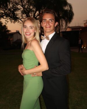 Sina Deinert Instagram - Finally took the prom pictures we never got to do 😮‍💨😂 @noahurrea 
📸: @heyoon_jeong