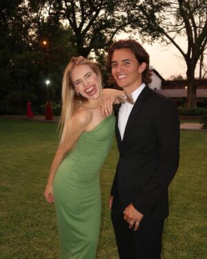 Sina Deinert Instagram - Finally took the prom pictures we never got to do 😮‍💨😂 @noahurrea 
📸: @heyoon_jeong