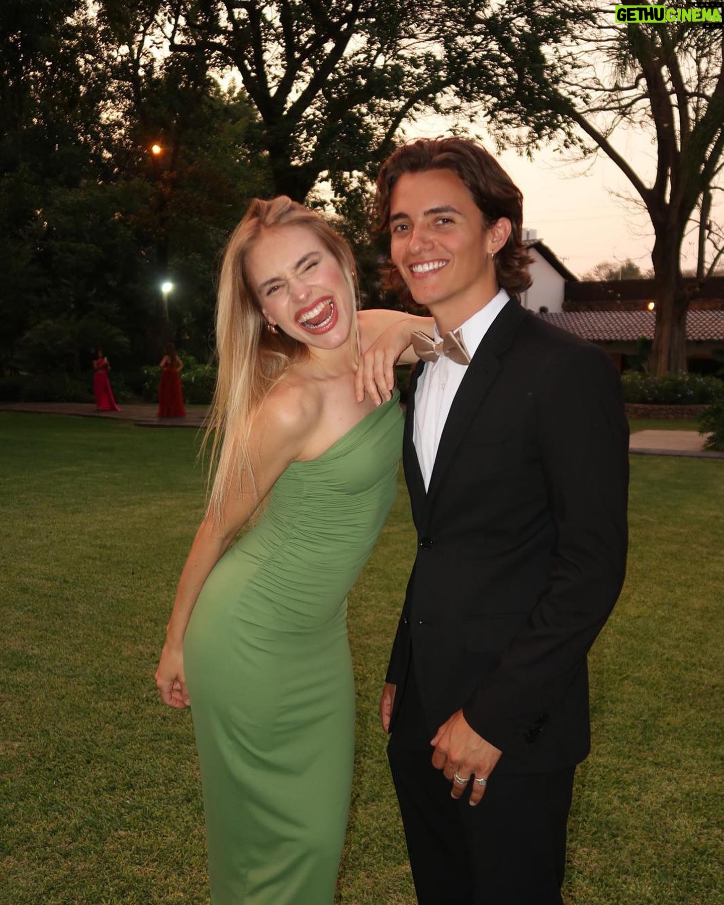Sina Deinert - 434.8K Likes - Finally took the prom pictures we never got to do 😮💨😂 @noahurrea
📸: @heyoon_jeong