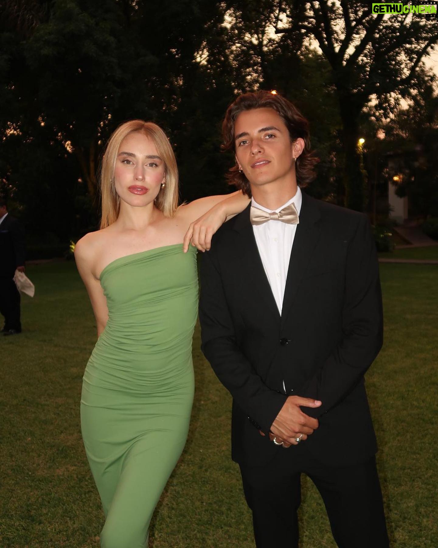 Sina Deinert - 434.8K Likes - Finally took the prom pictures we never got to do 😮💨😂 @noahurrea
📸: @heyoon_jeong