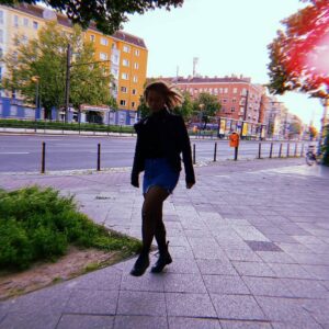 Sina Tkotsch Instagram - Wenn ihr jemanden durch Berlin hüpfen seht...
Ich bin's 😄 
Einen sonnigen Abend euch allen ☀️