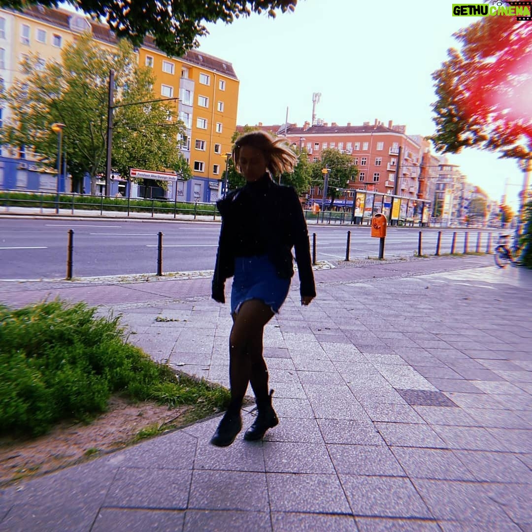 Sina Tkotsch - 1.2K Likes - Wenn ihr jemanden durch Berlin hüpfen seht...
Ich bin's 😄
Einen sonnigen Abend euch allen ☀️