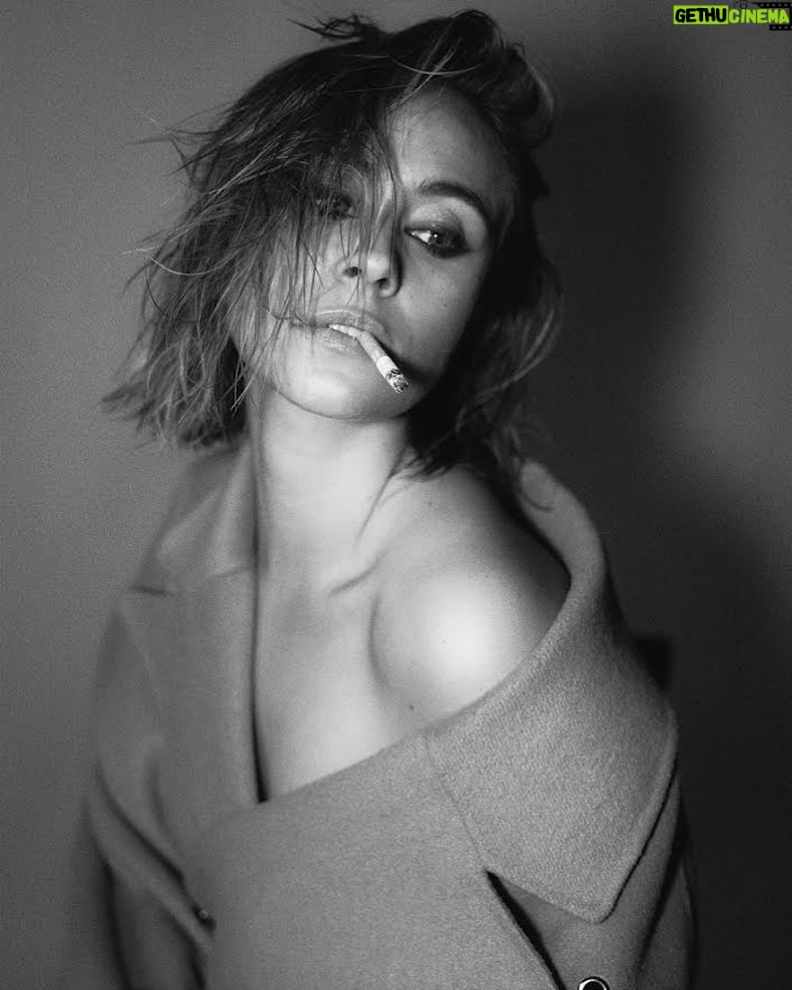 Sina Tkotsch - 1K Likes - 🚭