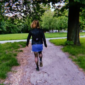 Sina Tkotsch Instagram - Wenn ihr jemanden durch Berlin hüpfen seht...
Ich bin's 😄 
Einen sonnigen Abend euch allen ☀️