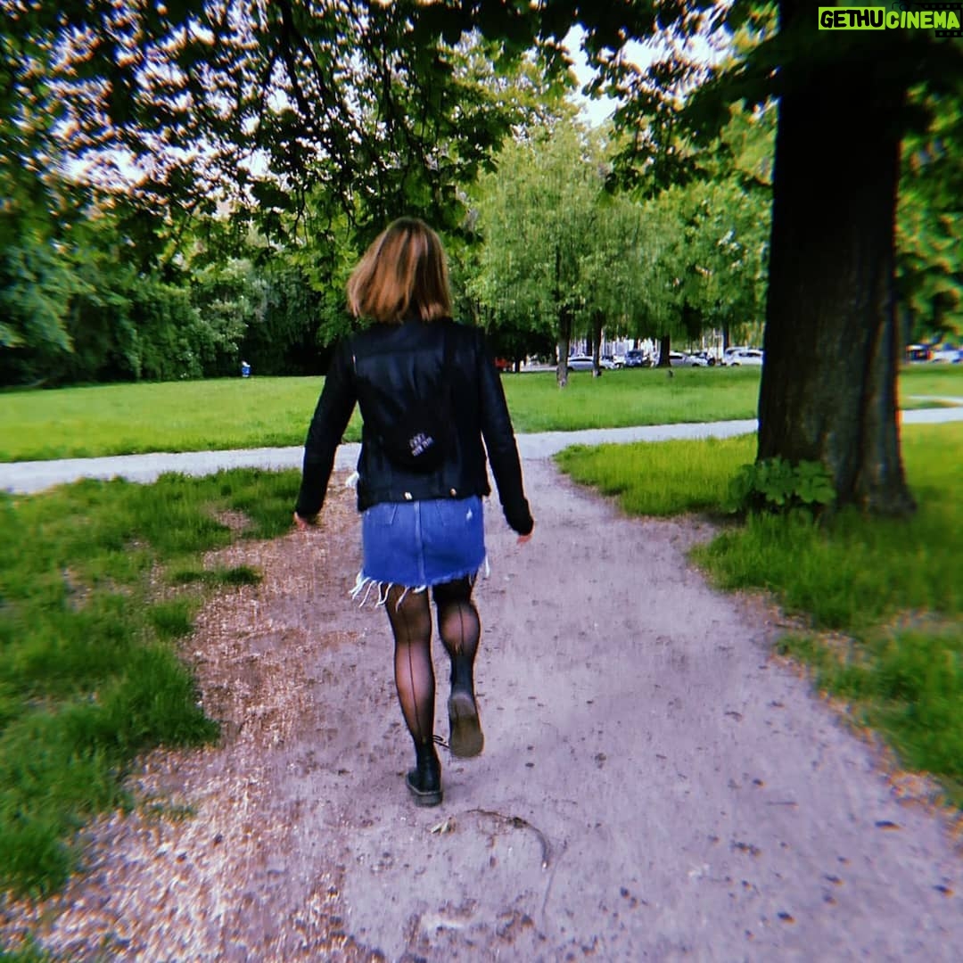 Sina Tkotsch - 1.2K Likes - Wenn ihr jemanden durch Berlin hüpfen seht...
Ich bin's 😄
Einen sonnigen Abend euch allen ☀️