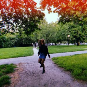 Sina Tkotsch Instagram - Wenn ihr jemanden durch Berlin hüpfen seht...
Ich bin's 😄 
Einen sonnigen Abend euch allen ☀️