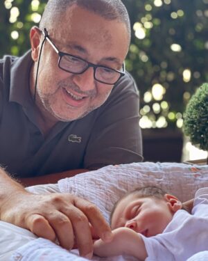 Sinan Albayrak Instagram - Eşimin babası, abim dediğim kayınpederim.. Tanıdığım en farklı, en akıllı, en şahane adam. İyi ki seni tanıdık, iyi ki aile olduk, iyi ki hikayeler biriktirdik seninle. Eski fotolara bakarken bunu buldum. Hiç paylaşmamışım seni bu sosyal alemde, helal et. En kıymetlimle seni buluşturan bu kare buraya gelsin istedim.