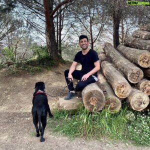 Sinan Çalışkanoğlu Instagram - Kral’la yürüyüş molası🐾🐶

#satınalmasahiplen #köpeksevgisi #labrador #labradorlove