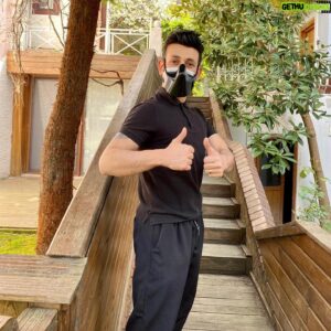 Sinan Çalışkanoğlu Instagram - Maskeyi takana kadar kimse ,kim olduğunu umursamaz. 
Bane 🎭
#maske #mesafe #hijyen #covid_19
