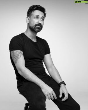 Sinan Çalışkanoğlu Instagram - @balkanerkan 👑 #blackandwhite #shooting #dünyabeşiktaşlılargünümüzkutluolsun 🦅