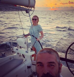 Sinan Tuzcu Instagram - ….güzel günler göreceğiz, güneşli günler. Motorları maviliklere süreceğiz… 🧿🖖 💙⛵️…