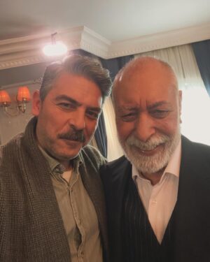 Sinan Tuzcu Instagram - Kavga sahneleri pek keyifli olmaz, ama @cangorenmofficial abi ile sette keyifsiz bir an mümkün değil 🧿 iyi ki varsın abi 🙏 💙 #birsevdadır @birsevdadirtrt @bozdagfilm