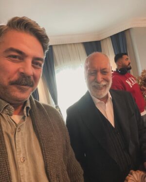 Sinan Tuzcu Instagram - Kavga sahneleri pek keyifli olmaz, ama @cangorenmofficial abi ile sette keyifsiz bir an mümkün değil 🧿 iyi ki varsın abi 🙏 💙 #birsevdadır @birsevdadirtrt @bozdagfilm