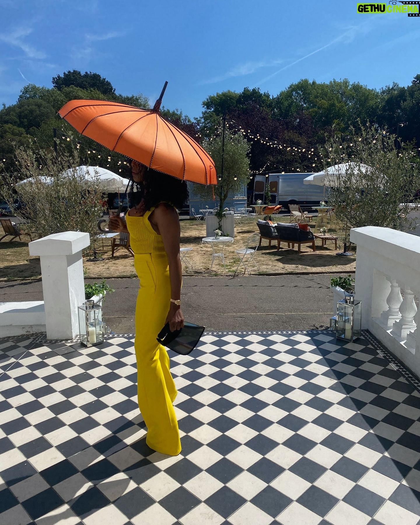 Sinitta - 3 Likes - Happy Monday beauties. Citrus colours are so invigorating!! Heres me feeling like a cocktail without the glass ready for Spring!! šš¹š
#SunnyMondays #Mondayready #mondaymotivation #Sinitta